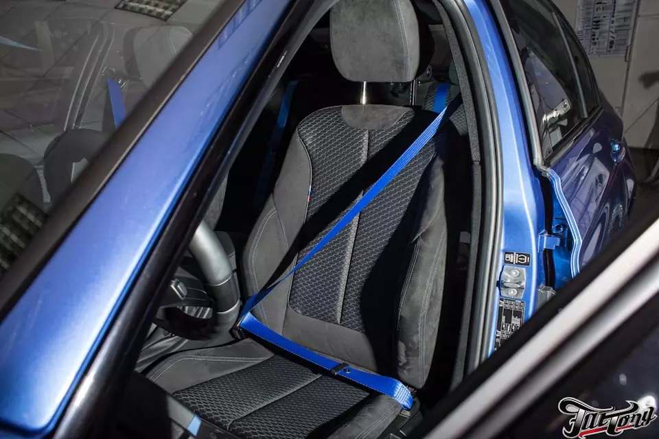 BMW F30. Замена черных ремней безопасности на синие.